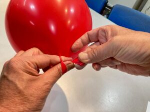 風船 結ぶ コツ 結び方4